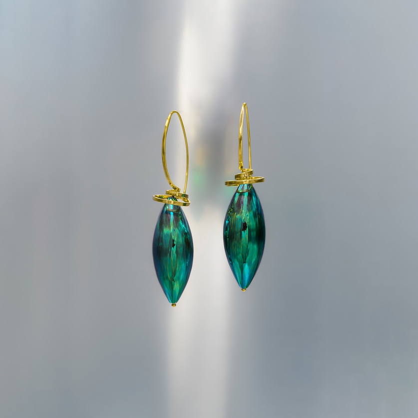 Oval-shaped earrings in green titanium and gold